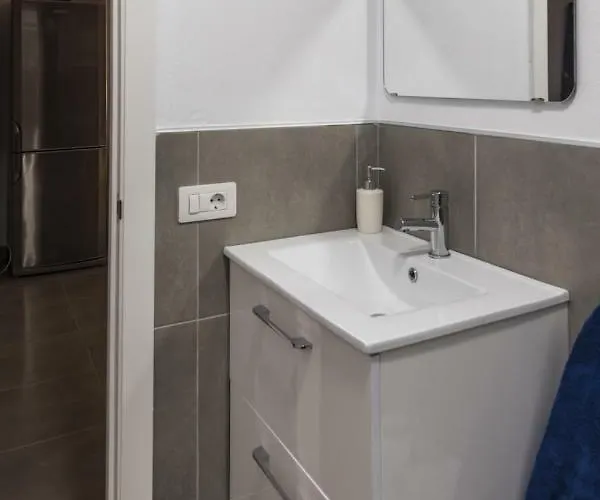 Full Center Of Americas, Renovated, High Floor *